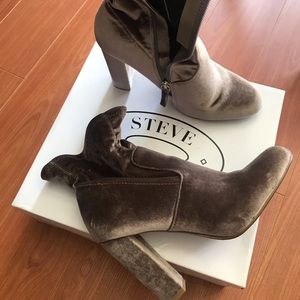 Steve Madden crushes velvet boots